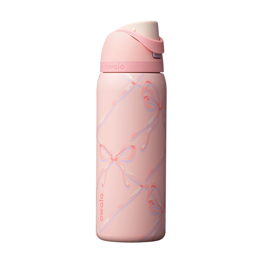 FreeSip 32oz Sugar Plum Fairy; rotating view of light pink body with diagonal lattice pattern of pastel pink, lavender, and cream ribbon bows, matching pink flip cap, pink carry loop, and cream push-button